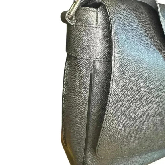 Louis Vuitton Taiga Roman MM Shoulder Bag Messager  Crossbody Bag. - Picture 4 of 16